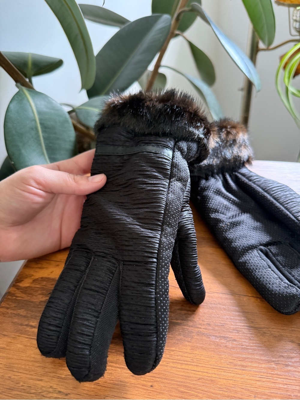 Black Faux-Fur Trim women’s Winter Gloves - Picture 3 of 8
